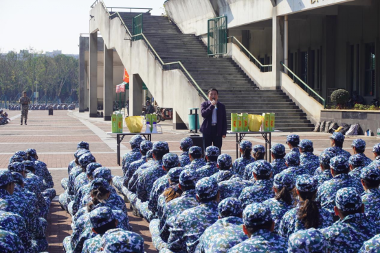 RAYBET雷竞技领导慰问2025级军训新生